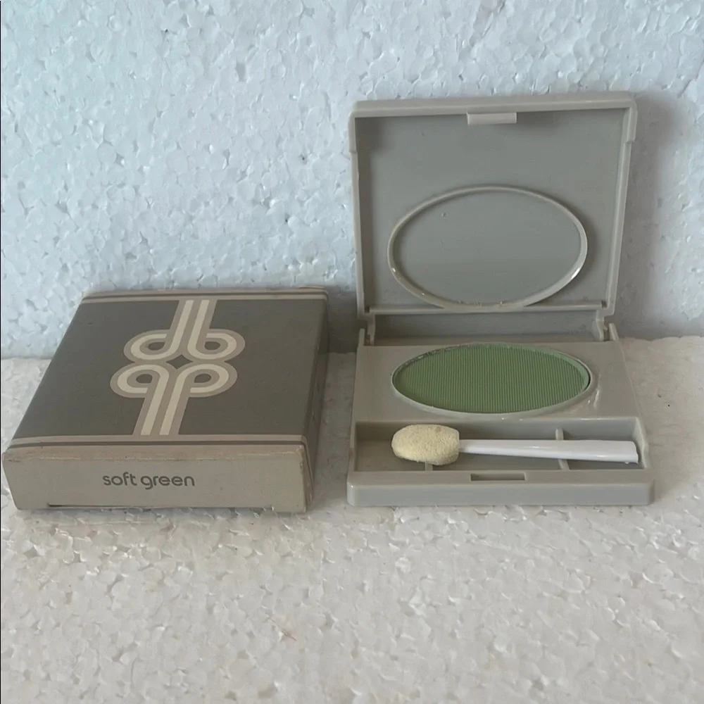 Avon delicate beauty powder, eyeshadow Soft Green vintage discontinued new htf